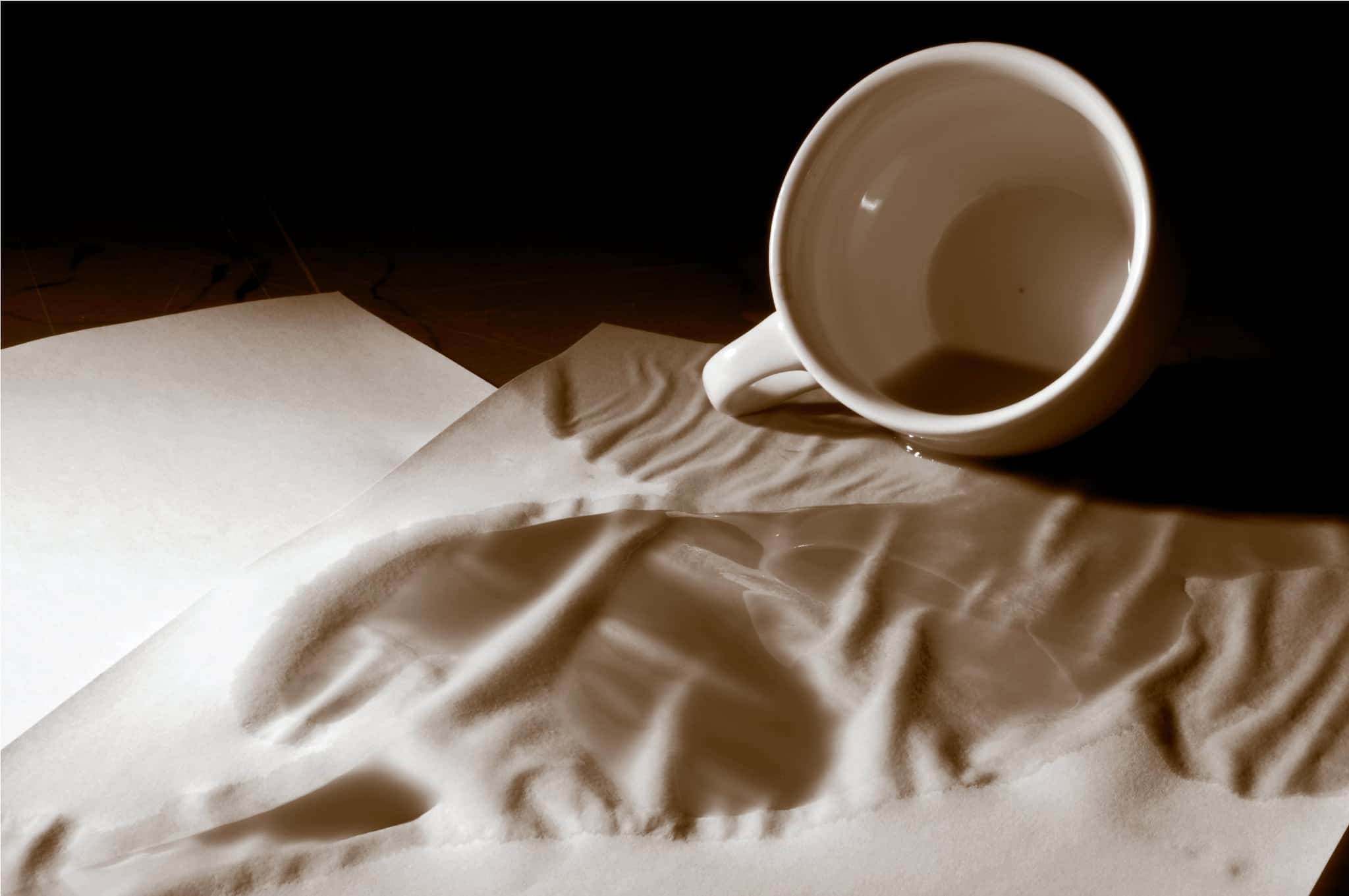 Кофе вылитый в постель